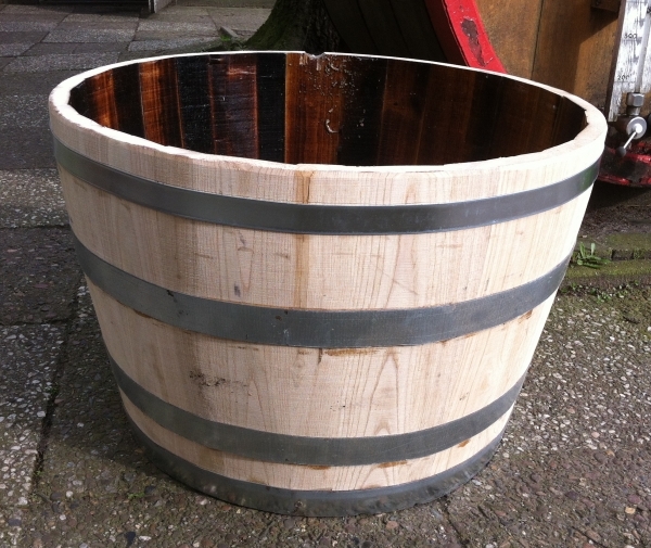 halbes Fass gefertigt von einem neuen 225 Liter Kastanien Holzfass